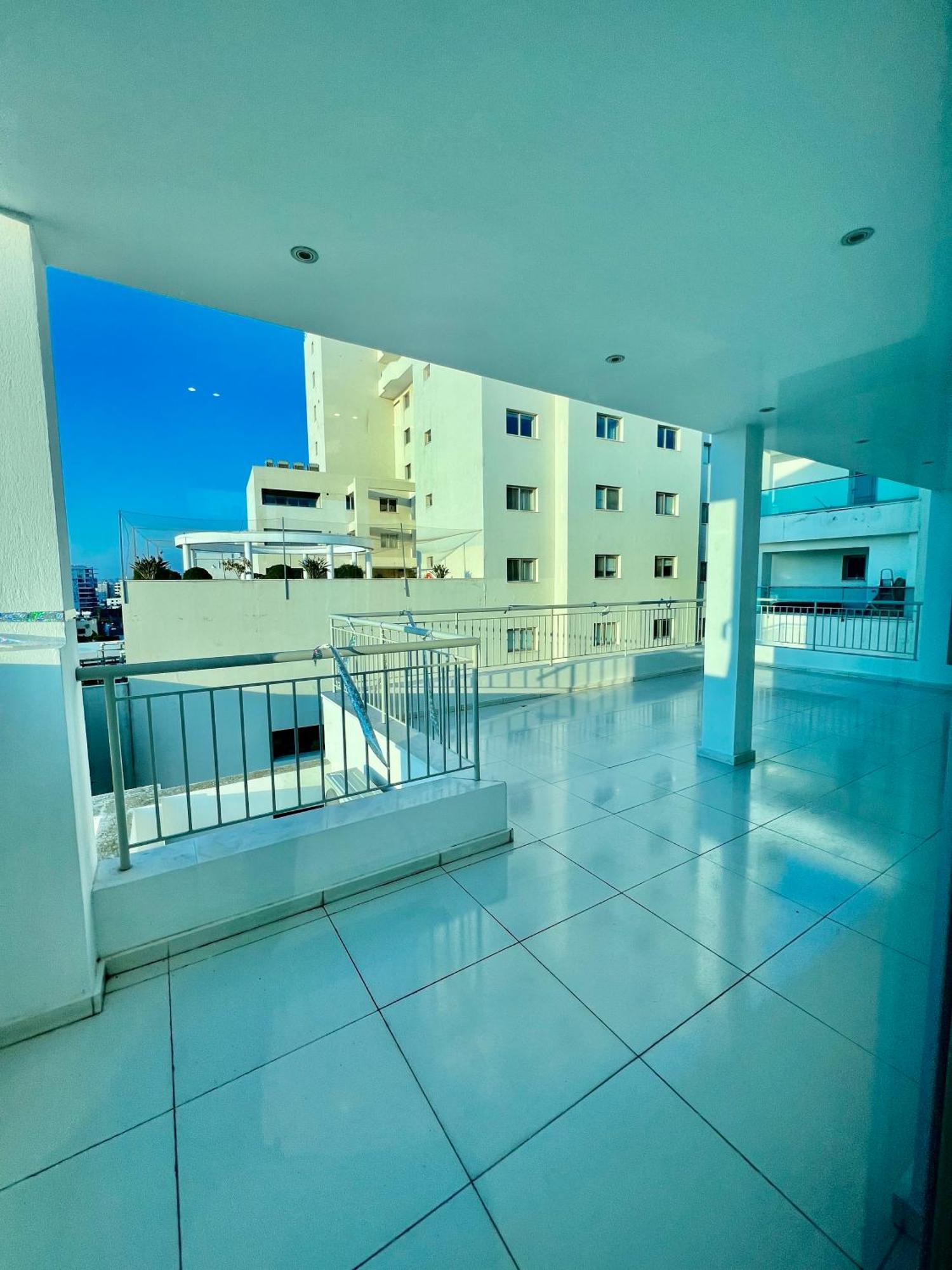Aphrodite Plaza Larnaca Rum bild
